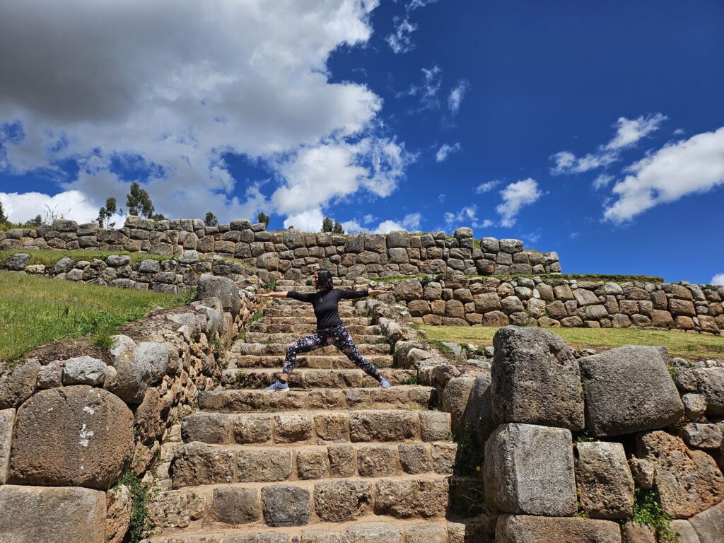 Mujer haciendo yoga en lugar ancestral, culta inca. 